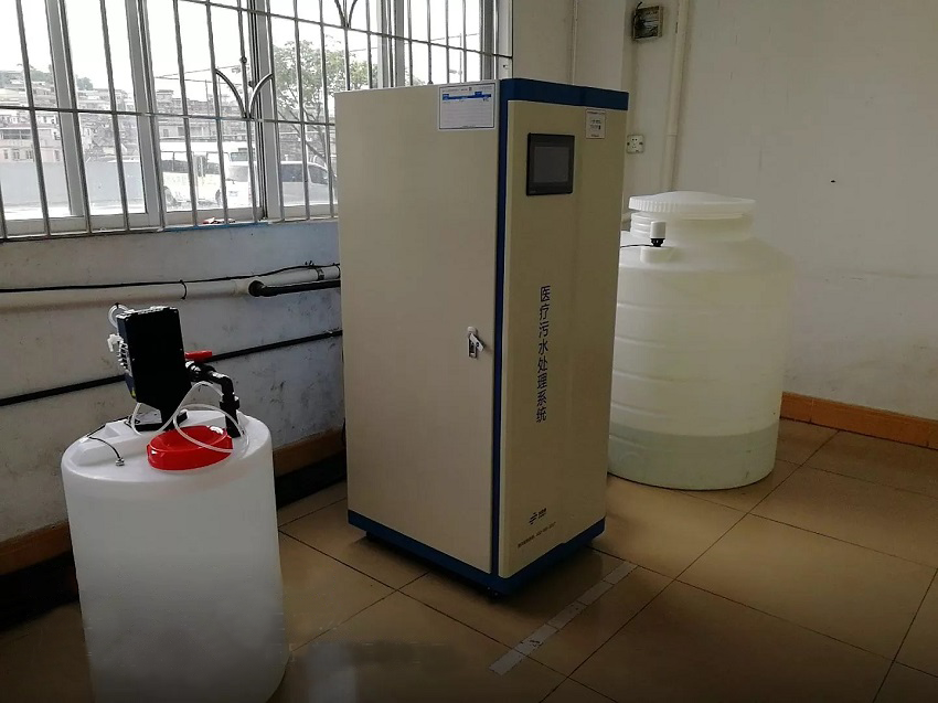  學(xué)校實(shí)驗(yàn)室廢水主要來自學(xué)校的實(shí)驗(yàn)室和各科研院所。依據(jù)廢水中所含主要污染物的性質(zhì)和特點(diǎn)，可以將其分為有機(jī)、無機(jī)以及生物實(shí)驗(yàn)廢水三大類。